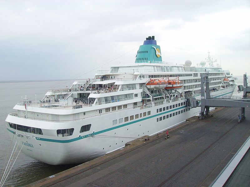 800px-Cruise_ship_Amadea