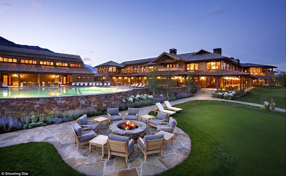 Shooting Star visitors can enjoy a year-round clubhouse with dining room and bar, an expansive variety of fitness facilities and a luxurious spa