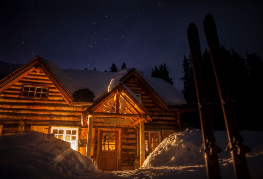 Even visitors to remote Skoki Lodge, tucked away in the Canadian Rocky Mountains, may find all the trappings of seasonal celebration on full display. Photo: Paul Zizka Photography / ONLINE_CHECK