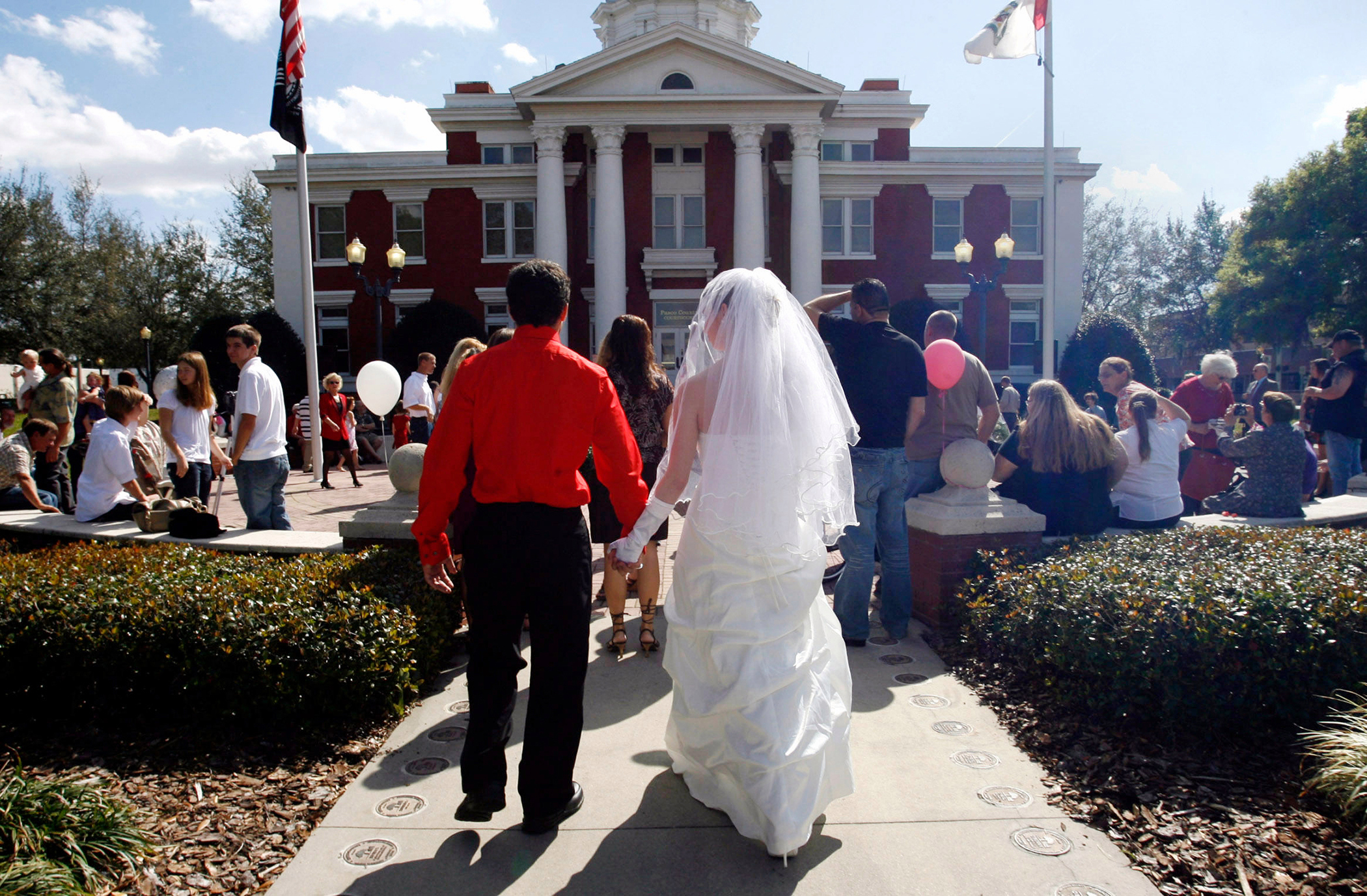 Couples head toward the Historic Dade City Courthouse to say their marrige vows.