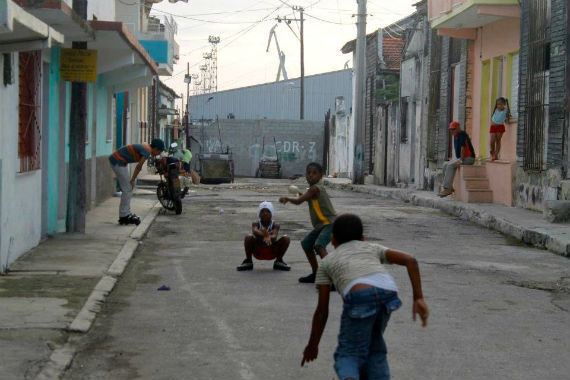 2015-11-29-1448828168-7562379-childrenplaystickballinRegla.jpg