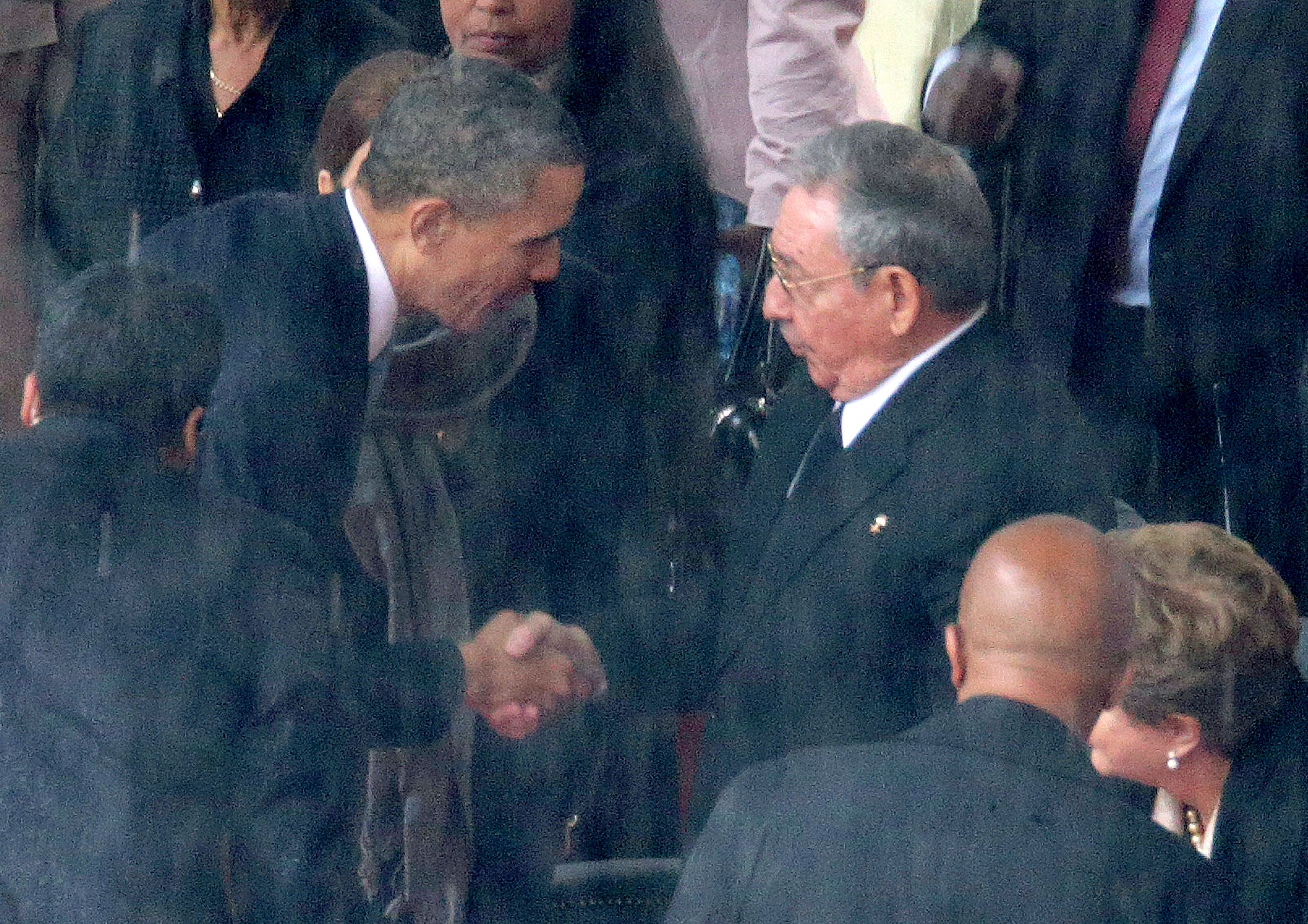 Obama Castro handshake