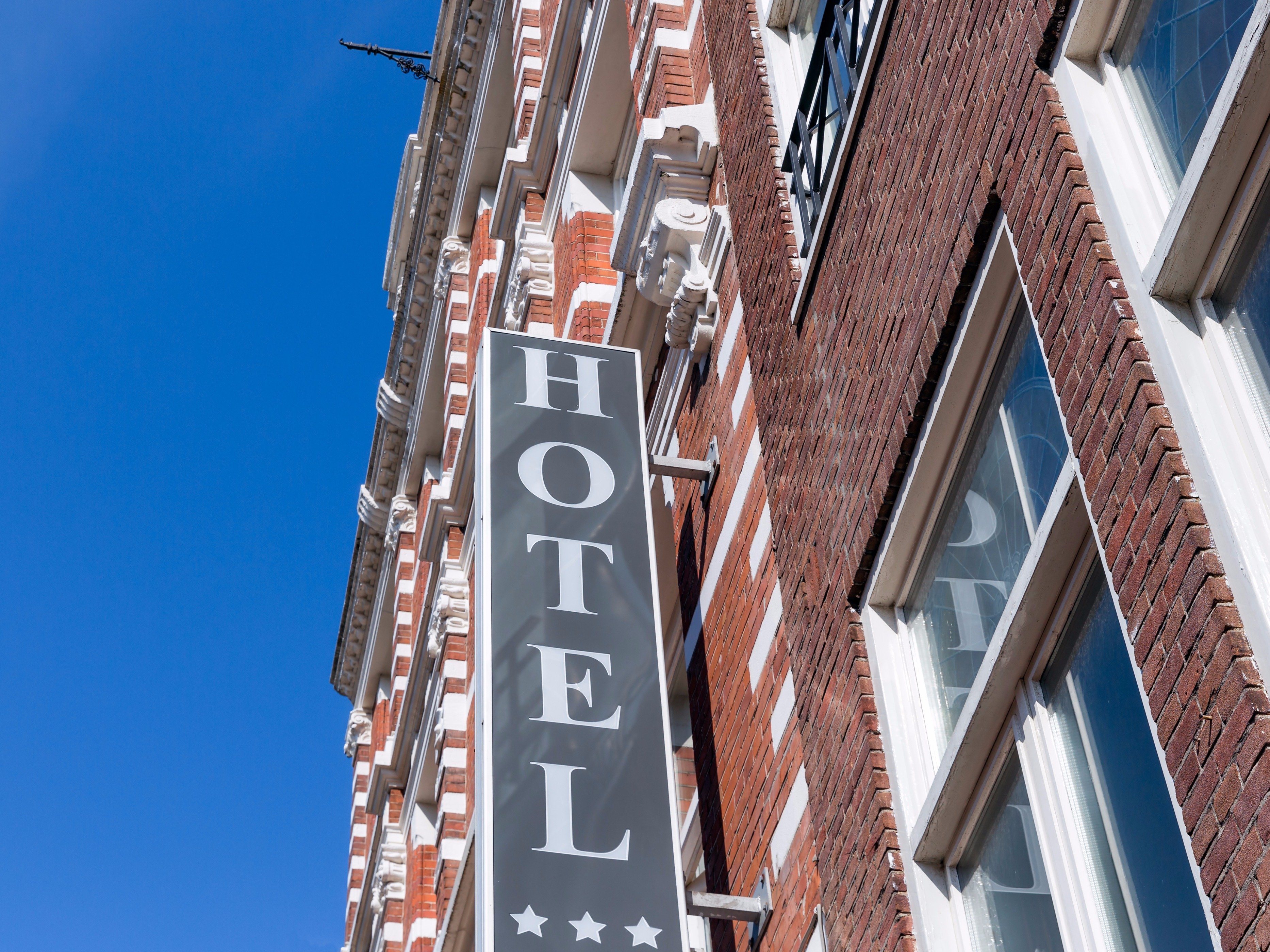 Hotel sign three stars
