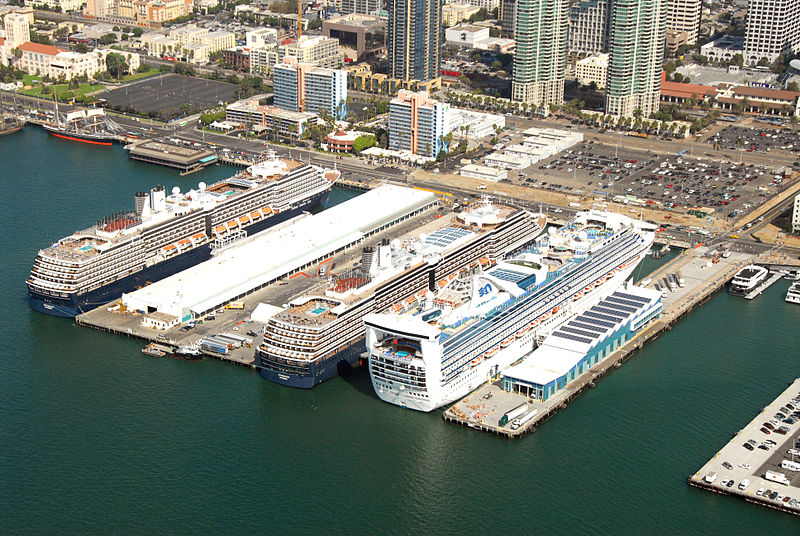 800px-Cruise_Ships_Visit_Port_of_San_Diego_001