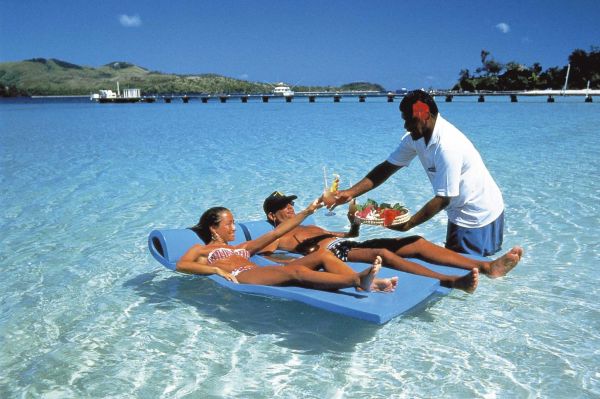 Coctail drinks are serve to the guests at