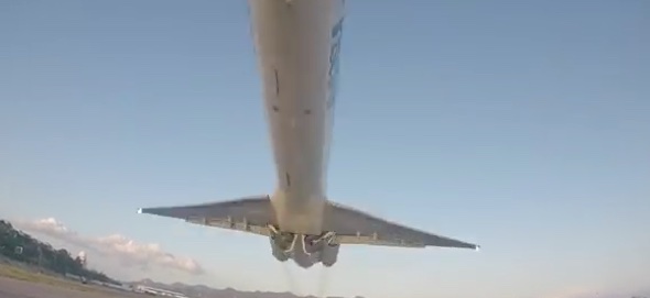 Cameraman captures 'insanely low' plane takeoff at Caribbean airport