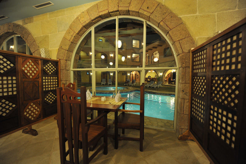 6--Restaurant-by-the-pool.jpg