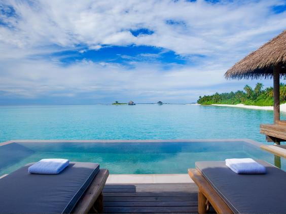 maalifushi_bkg_water_villa_pool.jpg