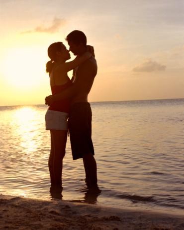 homeymoon-couple-in-belize